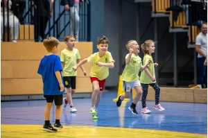 Kinder der Kita "Lilo Herrmann" freuen sich im Trikot der brasilianischen Nationalmannschaft