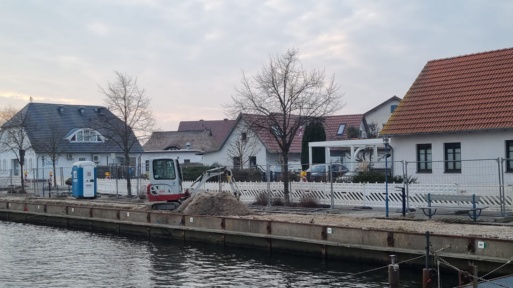 Bauarbeiten zur Befestigung der Kaikante in Greifswald-Wieck 