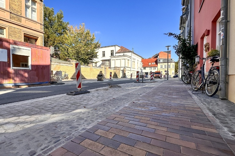 Blick in die Baustraße kurz vor Abschluss der Umgestaltungsarbeiten