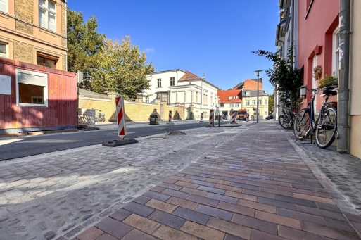 Blick in die Baustraße kurz vor Abschluss der Umgestaltungsarbeiten