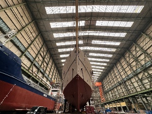Die GREIF von vorn in der Werfthalle in Stralsund