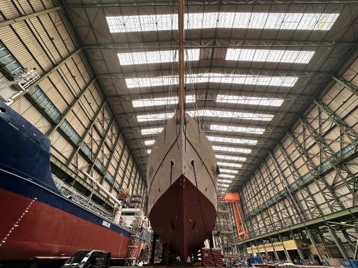 Die GREIF von vorn in der Werfthalle in Stralsund