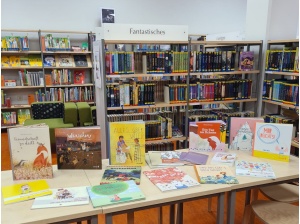 Bücher auf einem Tisch in der Stadtbibliothek