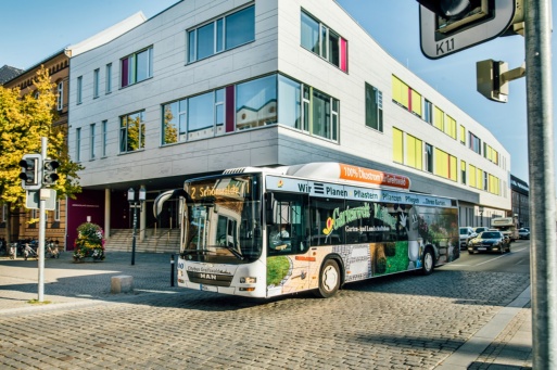 Stadtbus und Fahrradfahrer vor der Kollwitz-Grundschule
