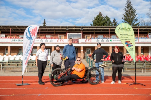 Das Projektteam von Greifswald bewegt mit Unterstützerinnen im Volksstadion 