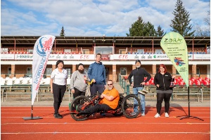 Das Projektteam von Greifswald bewegt mit Unterstützerinnen im Volksstadion - © André Gschweng Das Projektteam von Greifswald bewegt mit Unterstützerinnen im Volksstadion