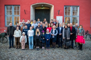 Ein Teil der neu Eingebürgerten traf sich zum Gruppenfoto auf der Rathaustreppe