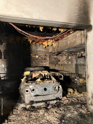 Ausgebranntes Auto nach Garagenbrand in Greifswalder Mittelstraße - © Feuerwehr Greifswald Ausgebranntes Auto nach Garagenbrand in Greifswalder Mittelstraße