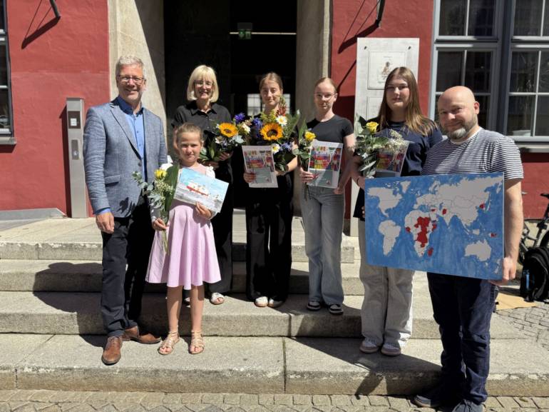 Dr. Fassbinder mit allen Greifswalder Preisträgerinnen und Lehrkräften zum Europäischer Wettbewerb