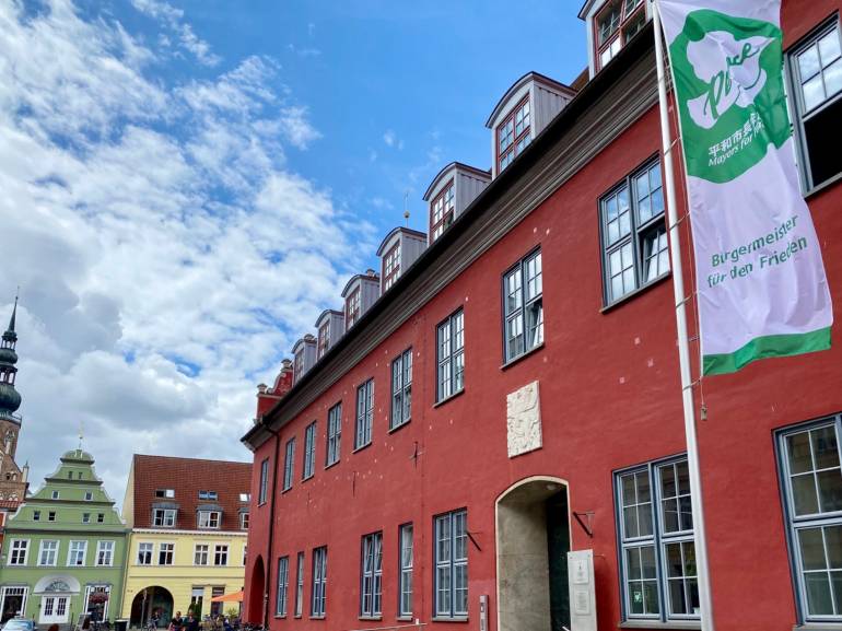 Flagge des internationalen Bündnisses Mayors for Peace vor dem Greifswalder Rathaus