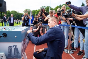 Fußball-Weltstar Toni Kroos signiert Tischkicker-Unikat