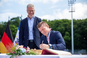 Fußball-Weltstar Toni Kroos trägt sich ins Goldene Buch der Stadt Greifswald ein