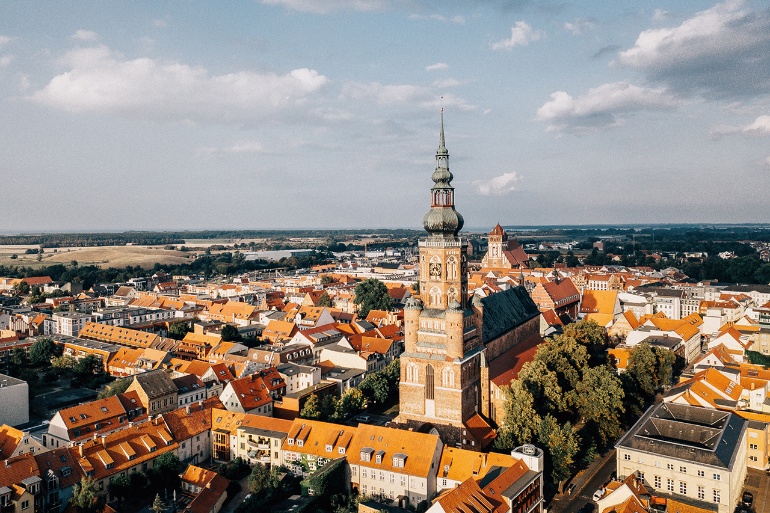 Luftaufnahme der Greifswalder Innenstadt mit Blick auf den Dom St. Nikolai