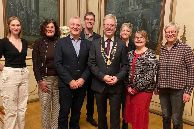 Dr. Rolf Kaiser im Beisein des Oberbürgermeisters sowie Mitgliedern der Bürgerschaft, des Stadtsportbundes sowie des Landesverbands für Behinderten- und Rehabilitationssport Mecklenburg-Vorpommern