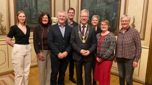 Dr. Rolf Kaiser im Beisein des Oberbürgermeisters sowie Mitgliedern der Bürgerschaft, des Stadtsportbundes sowie des Landesverbands für Behinderten- und Rehabilitationssport Mecklenburg-Vorpommern