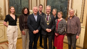 Greifswald ehrt Dr. Rolf Kaiser für Einsatz im Parasport, Foto Andrea Reimann (15) © Andrea Reimann Dr. Rolf Kaiser im Beisein des Oberbürgermeisters sowie Mitgliedern der Bürgerschaft, des Stadtsportbundes sowie des Landesverbands für Behinderten- und Rehabilitationssport Mecklenburg-Vorpommern
