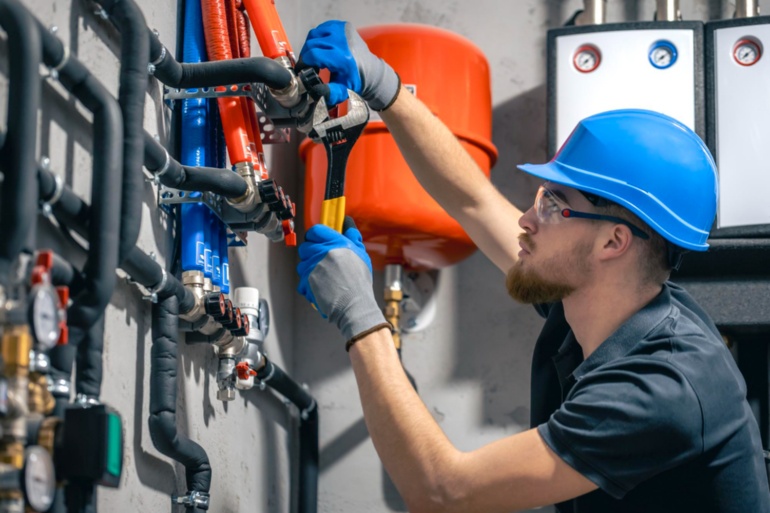 Heizungsinstallateur bei der Arbeit