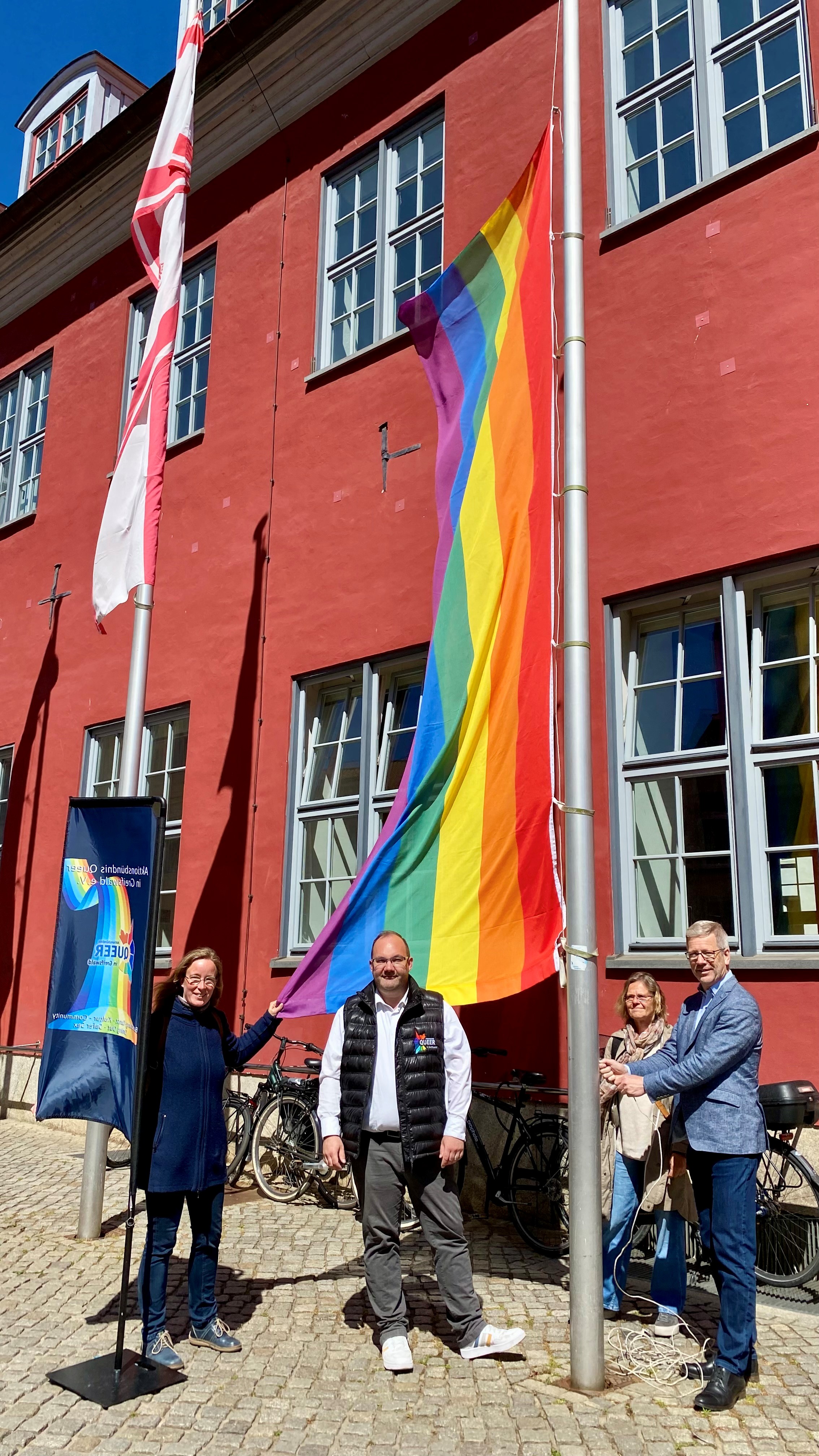 /export/sites/hgw/de/.galleries/Pressestelle-Pressemitteilungen/Pressemitteilungen-2025/Hissen-der-Regenbogenfahne-zu-den-Tagen-der-Akzeptanz-2025-Foto-Pressestelle-2.jpg