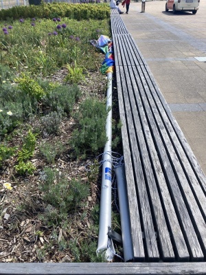 Zerstörter Fahnenmast mit Regenbogenflagge am Bahnhofsvorplatz