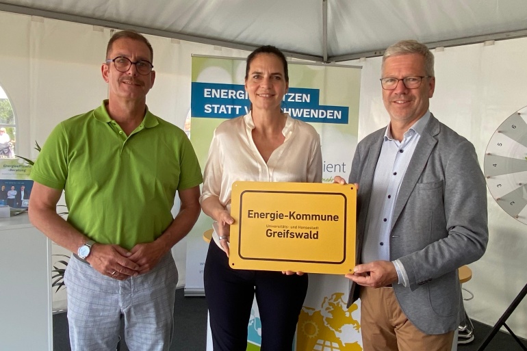 Ines Jesse (Staatssekretärin im Wirtschaftsministerium) und Gunnar Wobig (LEKA MV) übergeben Greifswalds OB Dr. Stefan Fassbinder Preis für Energiekommune des Monats, Foto Pressestelle (2)