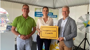 Ines Jesse (Staatssekretärin im Wirtschaftsministerium) und Gunnar Wobig (LEKA MV) übergeben Greifswalds OB Dr. Stefan Fassbinder Preis für Energiekommune des Monats, Foto Pressestelle (1) - © Pressestelle Ines Jesse (Staatssekretärin im Wirtschaftsministerium) und Gunnar Wobig (LEKA MV) übergeben Greifswalds OB Dr. Stefan Fassbinder Preis für Energiekommune des Monats, Foto Pressestelle (1)