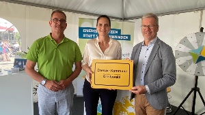 Ines Jesse (Staatssekretärin im Wirtschaftsministerium) und Gunnar Wobig (LEKA MV) übergeben Greifswalds OB Dr. Stefan Fassbinder Preis für Energiekommune des Monats, Foto Pressestelle (2)