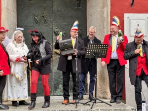 Karnvalsbeginn vor dem Rathaus mit dem Faschingsclub Kernenergie Greifswald e.V.
