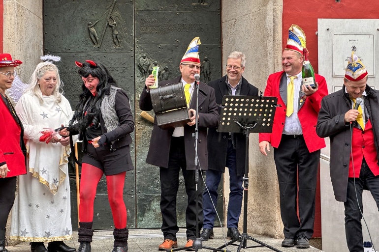 Karnvalsbeginn vor dem Rathaus mit dem Faschingsclub Kernenergie Greifswald e.V.