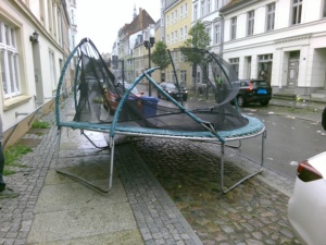 Ein Trampolin wurde bei dem Minitornado rund 220 Meter durch die Luft gewirbelt - © Feuerwehr Greifswald Ein Trampolin wurde bei dem Minitornado rund 220 Meter durch die Luft gewirbelt