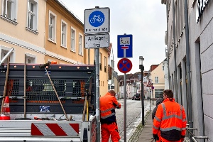 Mitarbeiter des Tiefbau- und Grünflächenamtes beschildern die Mühlenstraße  