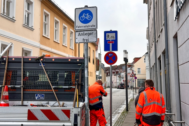 Mitarbeiter des Tiefbau- und Grünflächenamtes beschildern die Mühlenstraße  