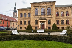 Weiße Bänke auf dem August-Bebel-Platz