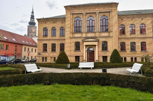 Weiße Bänke auf dem August-Bebel-Platz
