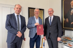 OB Dr. Stefan Fassbinder mit dem Fördermitteilbescheid, Bausenator Achim Lerm (li) und Minister Christian Pegel (re)