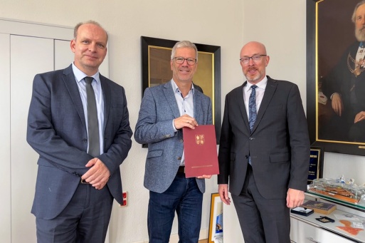 OB Dr. Stefan Fassbinder mit dem Fördermitteilbescheid, Bausenator Achim Lerm (li) und Minister Christian Pegel (re)