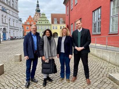 Oberbürgermeister Dr Stefan Fassbinder Präsidentin der Bürgerschaft  Prof Dr Madeleine Tolani Anja Rosswinkel und Jonas Dietrich von der Kanzlei der Bürgerschaft Foto Pressestelle 1