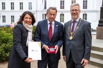 Präsidentin der Bürgerschaft Prof. Madeleine Tolani, Rubenowpreisträger Prof. Heyo Kroemer und Oberbürgermeister Dr. Stefan Fassbinder