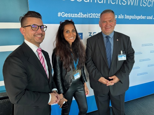 Preisträgerin Arshia Gratiot mit Florian Beuß (Geschäftsführer WITENO GmbH) und Fabian Feldt (Abt.leiter Wirtschaft & Tourismus)