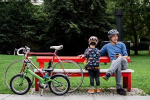 Symbolbild zum STADTRADELN 2025 mit einem Vater und seinem Kind