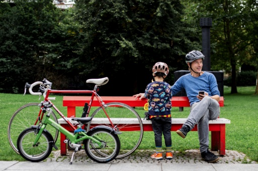Symbolbild zum STADTRADELN 2025 mit einem Vater und seinem Kind