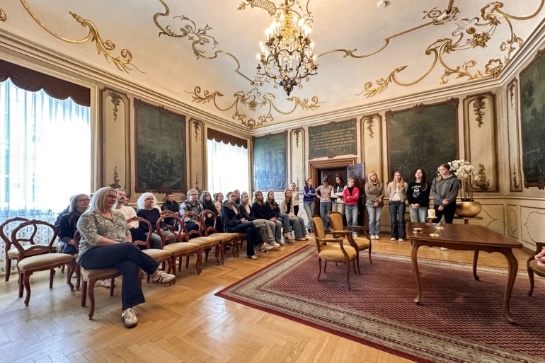Schülerinnen und Schüler aus Lund und Greifswald bei einer Führung im Rathaus
