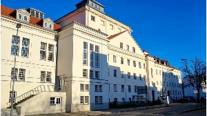 Ansicht des Theaters von der Anklamer Straße aus - © Pressestelle Ansicht des Theaters von der Anklamer Straße aus