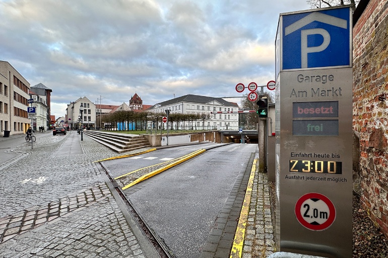 Einfahrt zur Tiefgarage am Markt