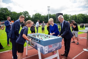 Toni Kroos am Tischkicker-Unikat  mit Ministerpräsidentin Manuela Schwesig, Oberbürgermeister Dr. Stefan Fassbinder und Fußballkind Maja