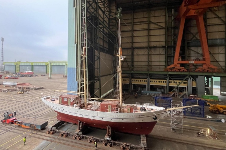 Transport der GREIF aus der Schiffbauhalle der Volkswerft Stralsund, Foto Friedrich Fichte (5)