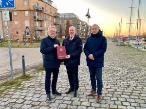 Übergabe Zuwendungsbescheid für Hafenstraße, Foto Andrea Reimann (10) © Andrea Reimann Bauminister Christian Pegel übergibt Zustimmungsbescheid an Oberbürgermeister Dr. Stefan Fassbinder und Baudezernent Achim Lerm