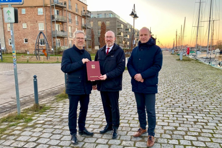 Bauminister Christian Pegel übergibt Zustimmungsbescheid an Oberbürgermeister Dr. Stefan Fassbinder und Baudezernent Achim Lerm