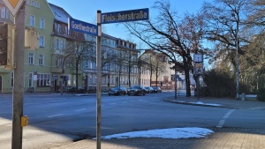 Blick auf die Kreuzung Goethestraße-Fleischerstraße mit Autos im Hintergrund
