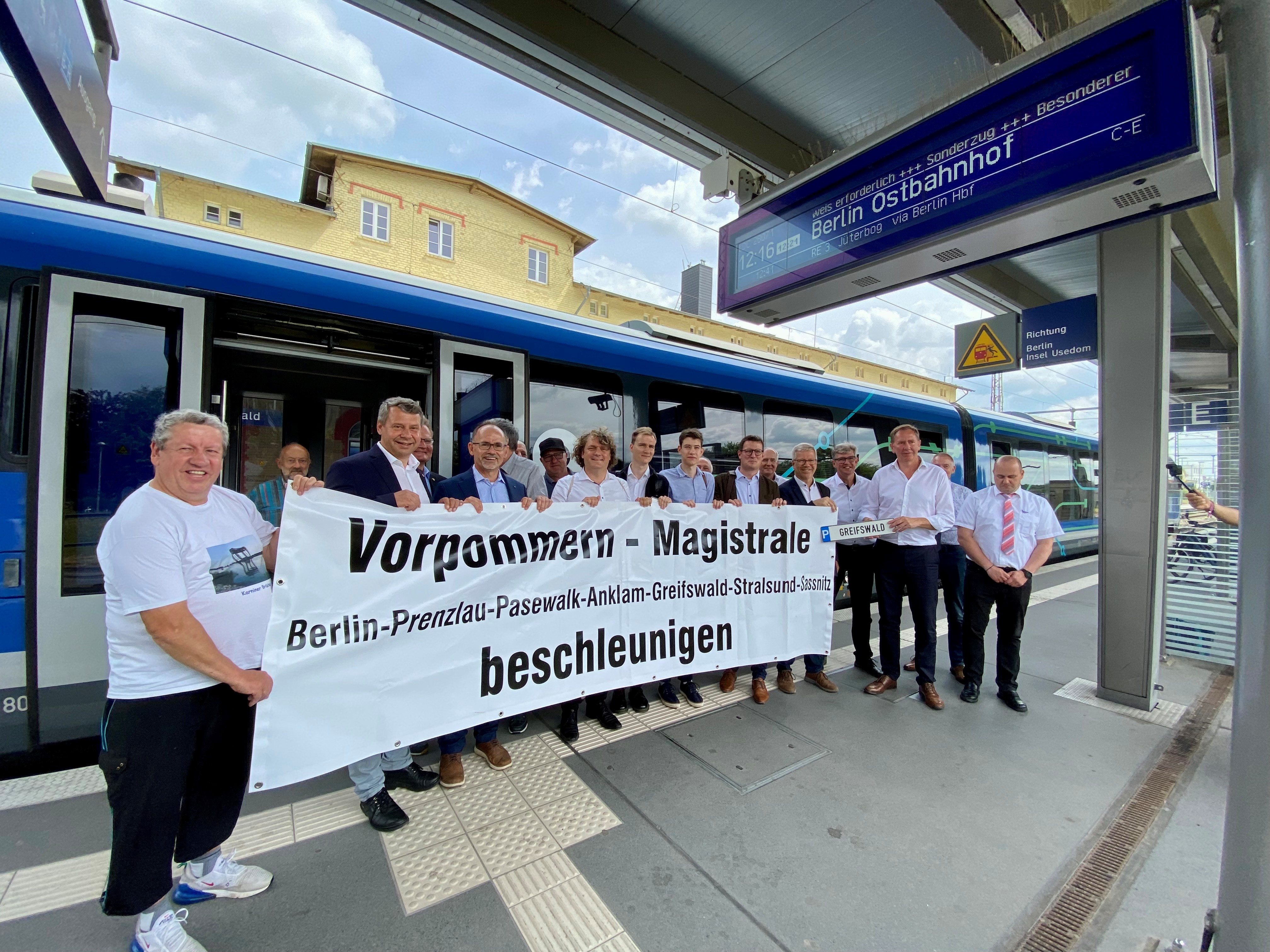 /export/sites/hgw/de/.galleries/Pressestelle-Pressemitteilungen/Pressemitteilungen-2025/Vertreter-aus-Politik-Verwaltung-Wirtschaft-Wissenschaft-und-Zivilgesellschaft-werben-fuer-Vorpommern-Magistrale-1-Foto-Pressestelle.jpg