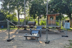 das eingezäunte Wackelschiff in Wieck